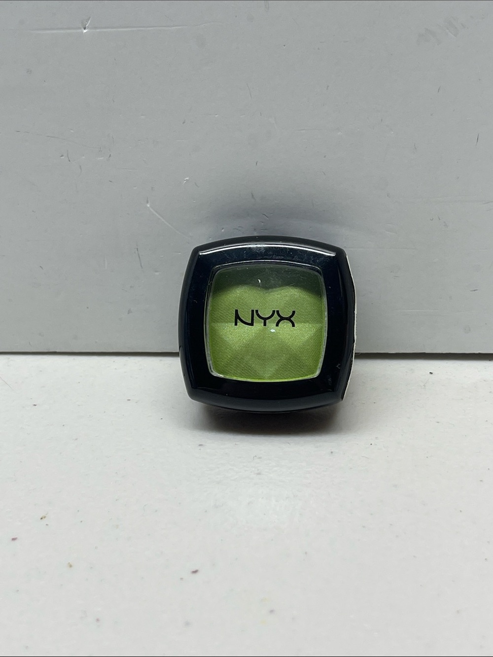 NYX Single Eyeshadow, ES 133A, Bright Green. NEW